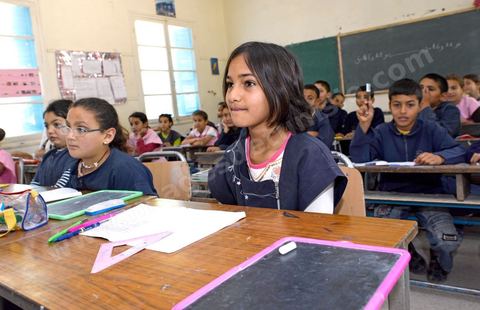 Ecole primaire à Houmt Souk sur l'île de Djerba - ecoliers dans leur école primaire, salle de classe, cour de récréation, écoliers en blouse rose et bleu, instituteur, cours de classe de primaire en Tunisie. enfants dasns sale de classe d'une école