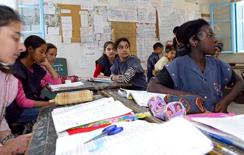 Ecole primaire à Houmt Souk sur l'île de Djerba - ecoliers dans leur école primaire, salle de classe, cour de récréation, écoliers en blouse rose et bleu, instituteur, cours de classe de primaire en Tunisie. enfants dasns sale de classe d'une école