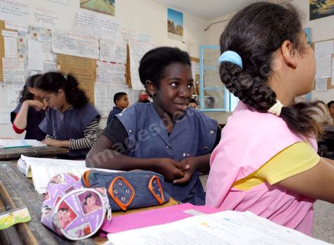 Ecole primaire à Houmt Souk sur l'île de Djerba - ecoliers dans leur école primaire, salle de classe, cour de récréation, écoliers en blouse rose et bleu, instituteur, cours de classe de primaire en Tunisie. enfants dasns sale de classe d'une école