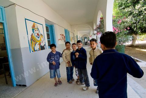 Ecole primaire à Houmt Souk sur l'île de Djerba - ecoliers dans leur école primaire, salle de classe, cour de récréation, écoliers en blouse rose et bleu, instituteur, cours de classe de primaire en Tunisie. enfants dasns sale de classe d'une école