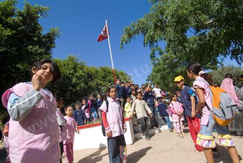 Ecole primaire à Houmt Souk sur l'île de Djerba - ecoliers dans leur école primaire, salle de classe, cour de récréation, écoliers en blouse rose et bleu, instituteur, cours de classe de primaire en Tunisie. enfants dasns sale de classe d'une école