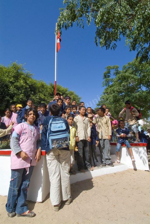 Ecole primaire à Houmt Souk sur l'île de Djerba - ecoliers dans leur école primaire, salle de classe, cour de récréation, écoliers en blouse rose et bleu, instituteur, cours de classe de primaire en Tunisie. enfants dasns sale de classe d'une école