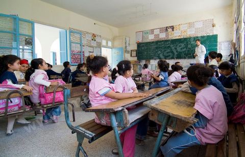 Ecole primaire à Houmt Souk sur l'île de Djerba - ecoliers dans leur école primaire, salle de classe, cour de récréation, écoliers en blouse rose et bleu, instituteur, cours de classe de primaire en Tunisie. enfants dasns sale de classe d'une école