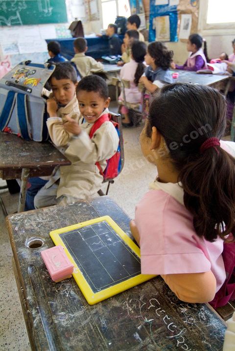 Ecole primaire à Houmt Souk sur l'île de Djerba - ecoliers dans leur école primaire, salle de classe, cour de récréation, écoliers en blouse rose et bleu, instituteur, cours de classe de primaire en Tunisie. enfants dasns sale de classe d'une école