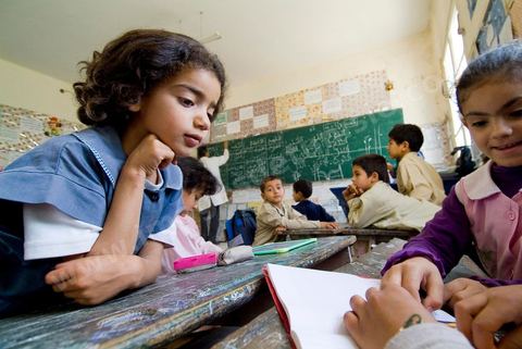Ecole primaire à Houmt Souk sur l'île de Djerba - ecoliers dans leur école primaire, salle de classe, cour de récréation, écoliers en blouse rose et bleu, instituteur, cours de classe de primaire en Tunisie. enfants dasns sale de classe d'une école