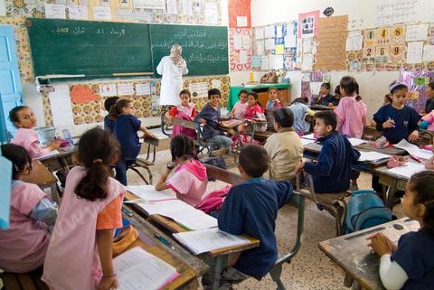 Ecole primaire à Houmt Souk sur l'île de Djerba - ecoliers dans leur école primaire, salle de classe, cour de récréation, écoliers en blouse rose et bleu, instituteur, cours de classe de primaire en Tunisie. enfants dasns sale de classe d'une école
