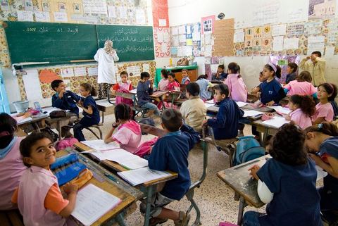 Ecole primaire à Houmt Souk sur l'île de Djerba - ecoliers dans leur école primaire, salle de classe, cour de récréation, écoliers en blouse rose et bleu, instituteur, cours de classe de primaire en Tunisie. enfants dasns sale de classe d'une école
