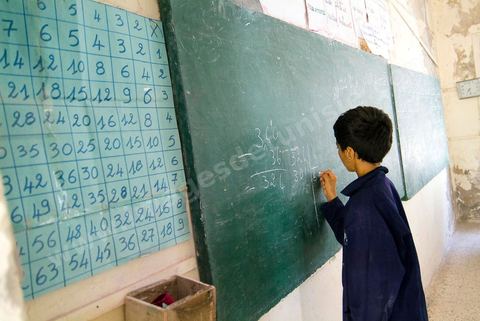 Ecole primaire à Houmt Souk sur l'île de Djerba - ecoliers dans leur école primaire, salle de classe, cour de récréation, écoliers en blouse rose et bleu, instituteur, cours de classe de primaire en Tunisie. enfants dasns sale de classe d'une école