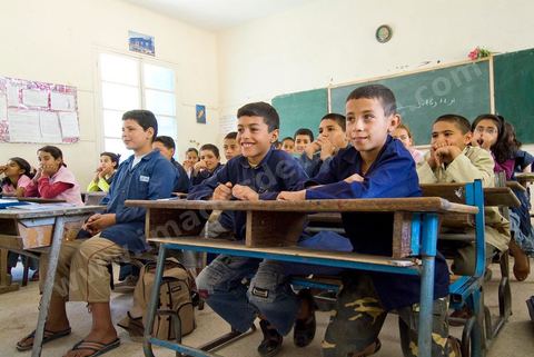 Ecole primaire à Houmt Souk sur l'île de Djerba - ecoliers dans leur école primaire, salle de classe, cour de récréation, écoliers en blouse rose et bleu, instituteur, cours de classe de primaire en Tunisie. enfants dasns sale de classe d'une école