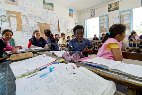 Ecole primaire à Houmt Souk sur l'île de Djerba - ecoliers dans leur école primaire, salle de classe, cour de récréation, écoliers en blouse rose et bleu, instituteur, cours de classe de primaire en Tunisie. enfants dasns sale de classe d'une école