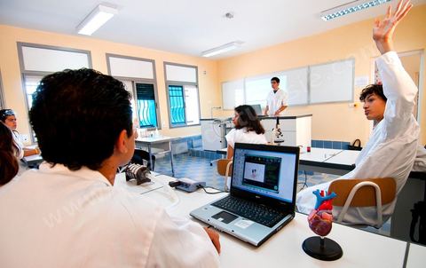 Salle de classe avec élèves de lycée à l'International School of Carthage ISC - Ecole International de Carthage - Ecole privée couvrant les enseignements de la maternelle au lycée