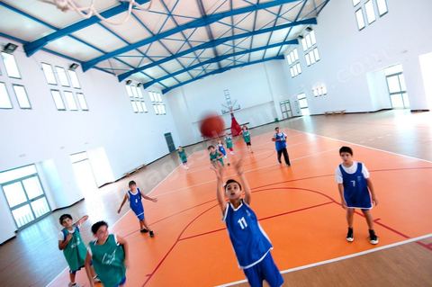 Salle de sport et gymnase avec éléves jouant au basket à l'International School of Carthage ISC - Ecole International de Carthage - Ecole privée couvrant les enseignements de la maternelle au lycée