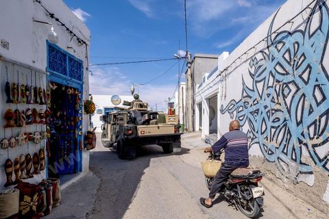 A Erriadh, Djerbahood, le musée à ciel ouvert de street art développée par Mehdi Ben Cheikh, de la galerie Itinérance à Paris 13.