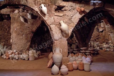 Boutique de poterie dans un atelier à Guellala - Ile de DJerba