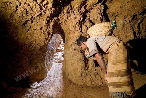 Carrières d'argile à Guellala, à plus de 50 ml de profondeur les potiers exploitent encore les carrières d'argile utilisées par les punique à l'époque antique