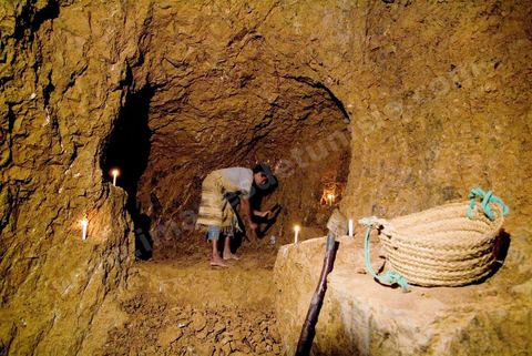 Carrières d'argile à Guellala, à plus de 50 ml de profondeur les potiers exploitent encore les carrières d'argile utilisées par les punique à l'époque antique
