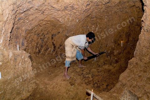 Carrières d'argile à Guellala, à plus de 50 ml de profondeur les potiers exploitent encore les carrières d'argile utilisées par les punique à l'époque antique