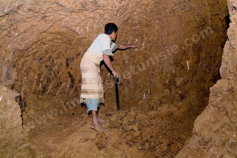 Carrières d'argile à Guellala, à plus de 50 ml de profondeur les potiers exploitent encore les carrières d'argile utilisées par les punique à l'époque antique