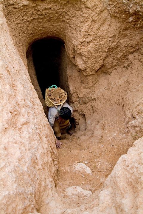 Carrières d'argile à Guellala, à plus de 50 ml de profondeur les potiers exploitent encore les carrières d'argile utilisées par les punique à l'époque antique