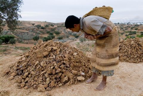 Carrières d'argile à Guellala, à plus de 50 ml de profondeur les potiers exploitent encore les carrières d'argile utilisées par les punique à l'époque antique