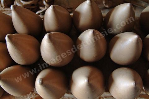 poterie au séchage dans un atelier Guellala - Ile de DJerba