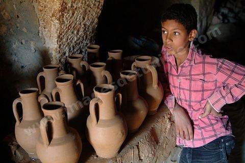 potier dans son atelier à Guellala - Ile de DJerba