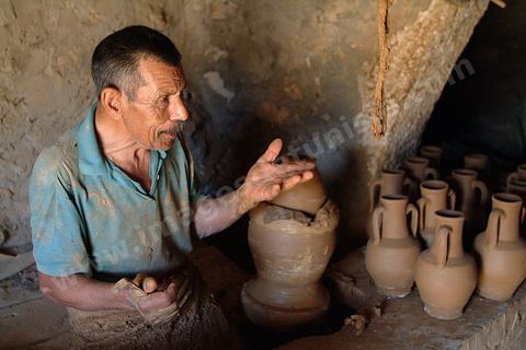 potier dans son atelier à Guellala - Ile de DJerba