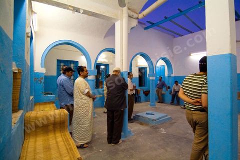Prière du soir à la Synagogue dans le quartier juif de Hara Kebira dans la banlieue de Houmt Souk sur l'île de Djerba