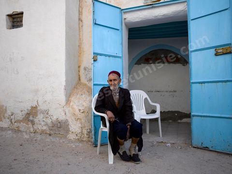 Scène de vie devant une Synagogue dans le quartier juif de Hara Kebira dans la banlieue de Houmt Souk sur l'île de Djerba