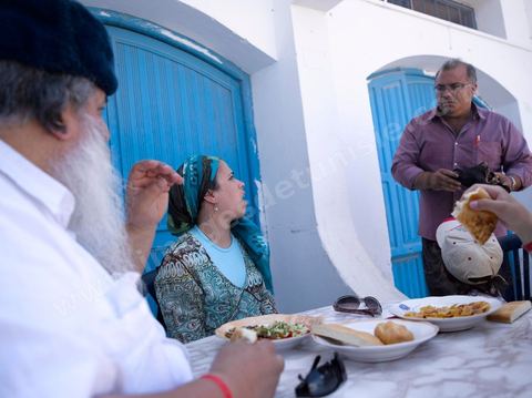 Restaurant et grillade de mouton dans la rue du quartier juif de Hara Kebira dans la banlieue de Houmt Souk sur l'île de Djerba