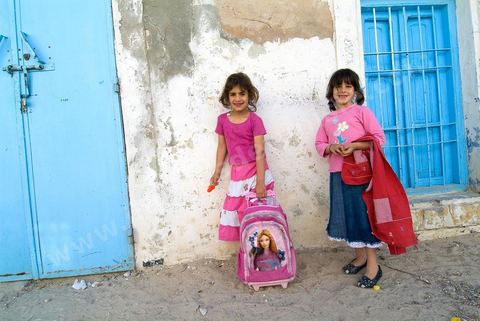 Enfants sur le chemin de l'école dans les rues du quartier juif de Hara Kebira dans la banlieue de Houmt Souk sur l'île de Djerba
