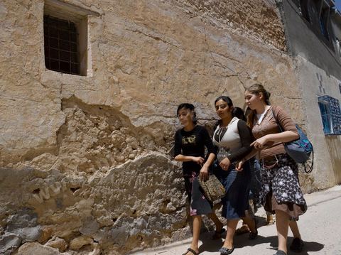 Enfants sur le chemin de l'école dans les rues du quartier juif de Hara Kebira dans la banlieue de Houmt Souk sur l'île de Djerba