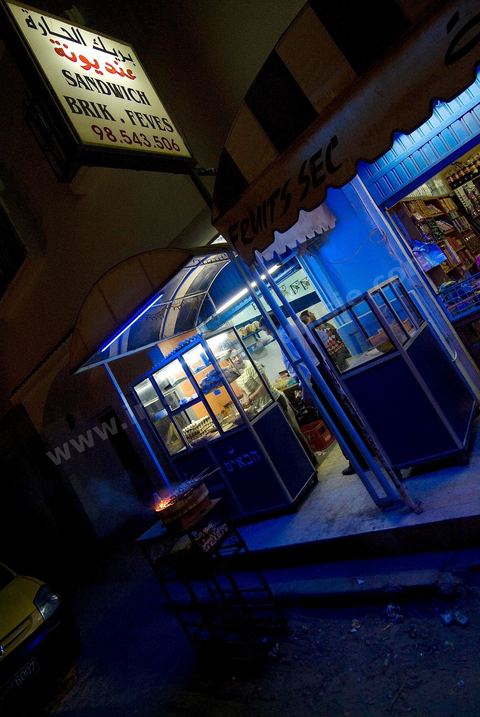 Restaurant et échoppes de fruits secs dans la rue du quartier juif de Hara Kebira dans la banlieue de Houmt Souk sur l'île de Djerba