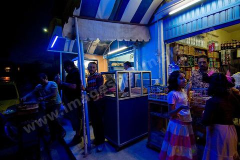 Restaurant et échoppes de fruits secs dans la rue du quartier juif de Hara Kebira dans la banlieue de Houmt Souk sur l'île de Djerba