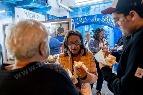 À Hara Kbira, le quartier juif de Houmt Souk, le samedi après Shabat. Les pélerins sont venus en nombre pour manger dasn la fête et les retrouvailles les traditionnelles bricks, grillages et fricassés. Ils passeront une grand epartie de la nuit dans le quartier. 