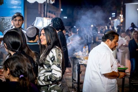 À Hara Kbira, le quartier juif de Houmt Souk, le samedi après Shabat. Les pélerins sont venus en nombre pour manger dasn la fête et les retrouvailles les traditionnelles bricks, grillages et fricassés. Ils passeront une grand epartie de la nuit dans le quartier. 