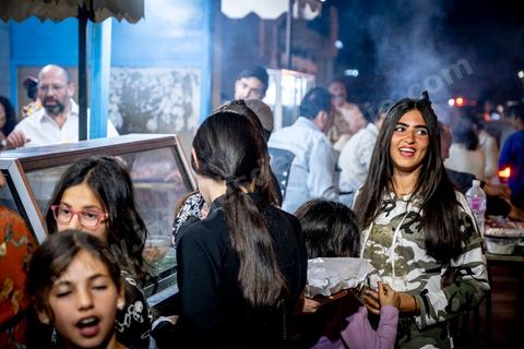 À Hara Kbira, le quartier juif de Houmt Souk, le samedi après Shabat. Les pélerins sont venus en nombre pour manger dasn la fête et les retrouvailles les traditionnelles bricks, grillages et fricassés. Ils passeront une grand epartie de la nuit dans le quartier. 