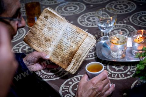 À Hara Kbira, le quartier juif de Houmt Souk, le samedi après Shabat. Un groupe de pélérins juifs venus de Paris retrouve le pion de leur collèges à Tunis il y a 40 ans. ils vont se rendre chez lui et prier ensemble dasn le salon de la famille. Un moment de rencontres, retrouvailles, prières et émotions propre à cette semaine de pélerinage. 
