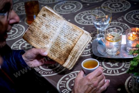 À Hara Kbira, le quartier juif de Houmt Souk, le samedi après Shabat. Un groupe de pélérins juifs venus de Paris retrouve le pion de leur collèges à Tunis il y a 40 ans. ils vont se rendre chez lui et prier ensemble dasn le salon de la famille. Un moment de rencontres, retrouvailles, prières et émotions propre à cette semaine de pélerinage. 