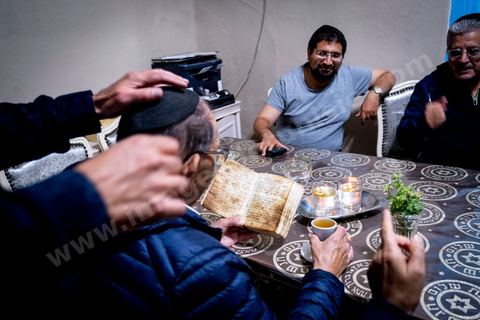 À Hara Kbira, le quartier juif de Houmt Souk, le samedi après Shabat. Un groupe de pélérins juifs venus de Paris retrouve le pion de leur collèges à Tunis il y a 40 ans. ils vont se rendre chez lui et prier ensemble dasn le salon de la famille. Un moment de rencontres, retrouvailles, prières et émotions propre à cette semaine de pélerinage. 