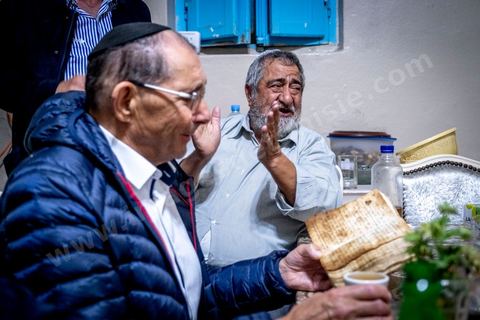 À Hara Kbira, le quartier juif de Houmt Souk, le samedi après Shabat. Un groupe de pélérins juifs venus de Paris retrouve le pion de leur collèges à Tunis il y a 40 ans. ils vont se rendre chez lui et prier ensemble dasn le salon de la famille. Un moment de rencontres, retrouvailles, prières et émotions propre à cette semaine de pélerinage. 