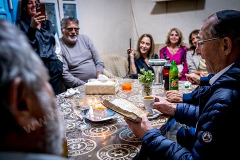 À Hara Kbira, le quartier juif de Houmt Souk, le samedi après Shabat. Un groupe de pélérins juifs venus de Paris retrouve le pion de leur collèges à Tunis il y a 40 ans. ils vont se rendre chez lui et prier ensemble dasn le salon de la famille. Un moment de rencontres, retrouvailles, prières et émotions propre à cette semaine de pélerinage. 