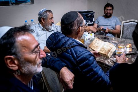 À Hara Kbira, le quartier juif de Houmt Souk, le samedi après Shabat. Un groupe de pélérins juifs venus de Paris retrouve le pion de leur collèges à Tunis il y a 40 ans. ils vont se rendre chez lui et prier ensemble dasn le salon de la famille. Un moment de rencontres, retrouvailles, prières et émotions propre à cette semaine de pélerinage. 