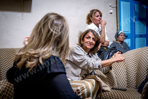 À Hara Kbira, le quartier juif de Houmt Souk, le samedi après Shabat. Un groupe de pélérins juifs venus de Paris retrouve le pion de leur collèges à Tunis il y a 40 ans. ils vont se rendre chez lui et prier ensemble dasn le salon de la famille. Un moment de rencontres, retrouvailles, prières et émotions propre à cette semaine de pélerinage. 