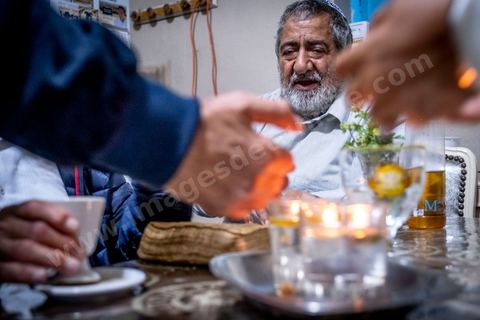 À Hara Kbira, le quartier juif de Houmt Souk, le samedi après Shabat. Un groupe de pélérins juifs venus de Paris retrouve le pion de leur collèges à Tunis il y a 40 ans. ils vont se rendre chez lui et prier ensemble dasn le salon de la famille. Un moment de rencontres, retrouvailles, prières et émotions propre à cette semaine de pélerinage. 