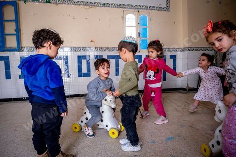 À Hara Kbira, quartier juif à Houmt Souk, jardin d'enfants pour les juifs de la Fondation Toura ve Hanoukh ( torah et éducation). 