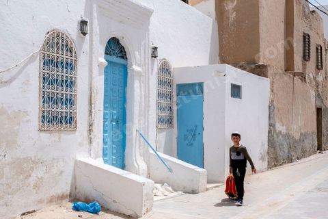 À Hara Kbira, quartier juif à Houmt Souk, école des garçons et filles juifs, par alternance, de la Fondation Toura ve Hanoukh ( torah et éducation).