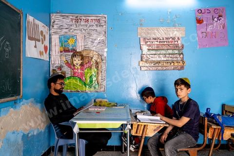 À Hara Kbira, quartier juif à Houmt Souk, école des garçons et filles juifs, par alternance, de la Fondation Toura ve Hanoukh ( torah et éducation).