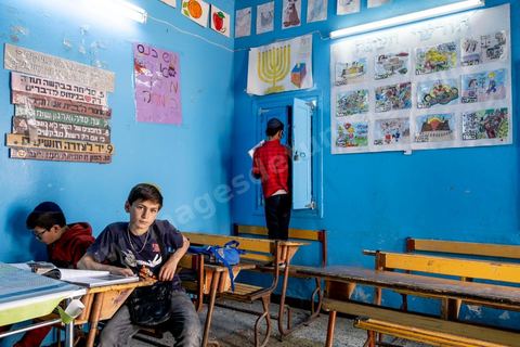 À Hara Kbira, quartier juif à Houmt Souk, école des garçons et filles juifs, par alternance, de la Fondation Toura ve Hanoukh ( torah et éducation).
