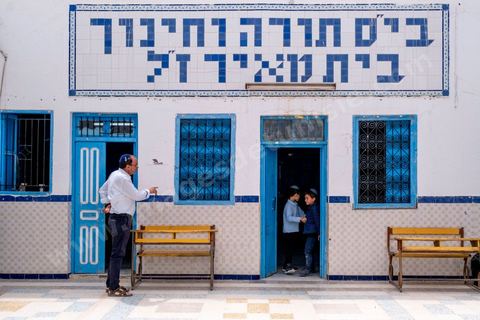 À Hara Kbira, quartier juif à Houmt Souk, école des garçons et filles juifs, par alternance, de la Fondation Toura ve Hanoukh ( torah et éducation).